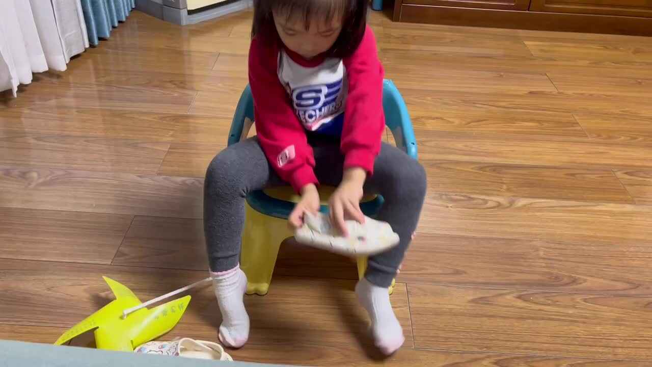 中B班李茵琪练习穿脱鞋.MOV