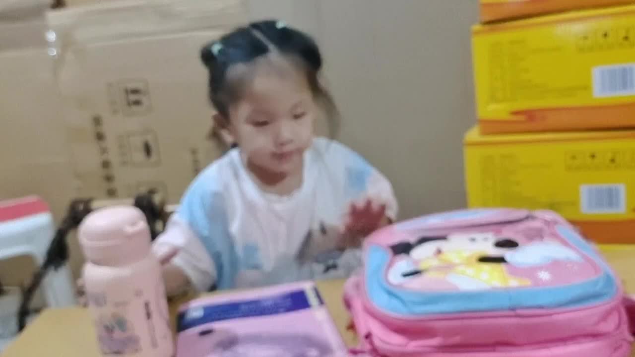 ⁣中A班唐依依整理书包