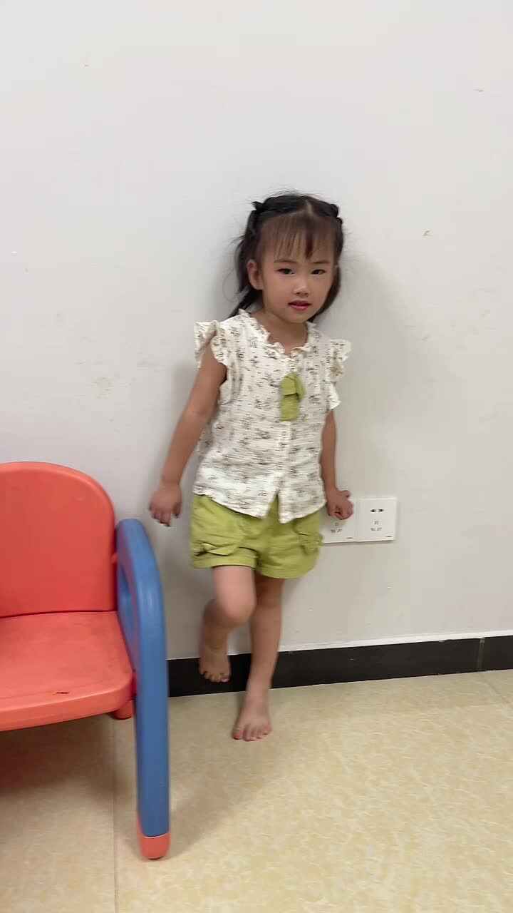 中B班李曦蕊 站姿和坐姿练习
