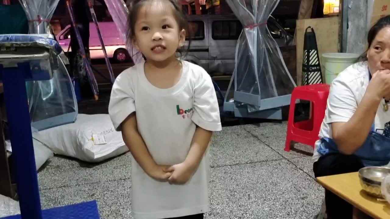 中A班唐依依自我介绍
