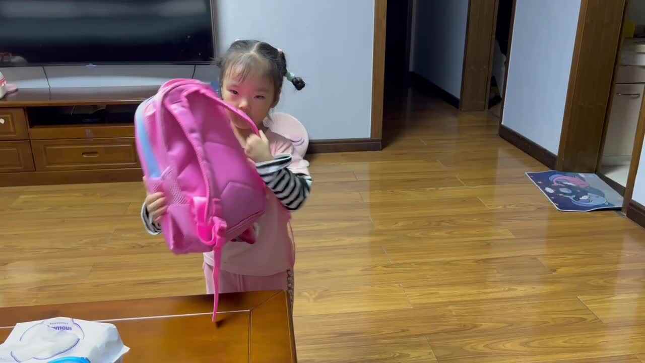 中B班李茵琪练习背书包.MOV