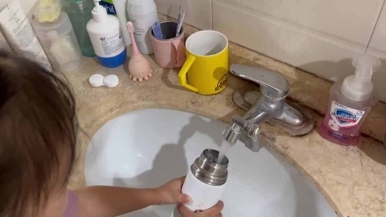 中B班李茵琪练习清洗水杯.MOV