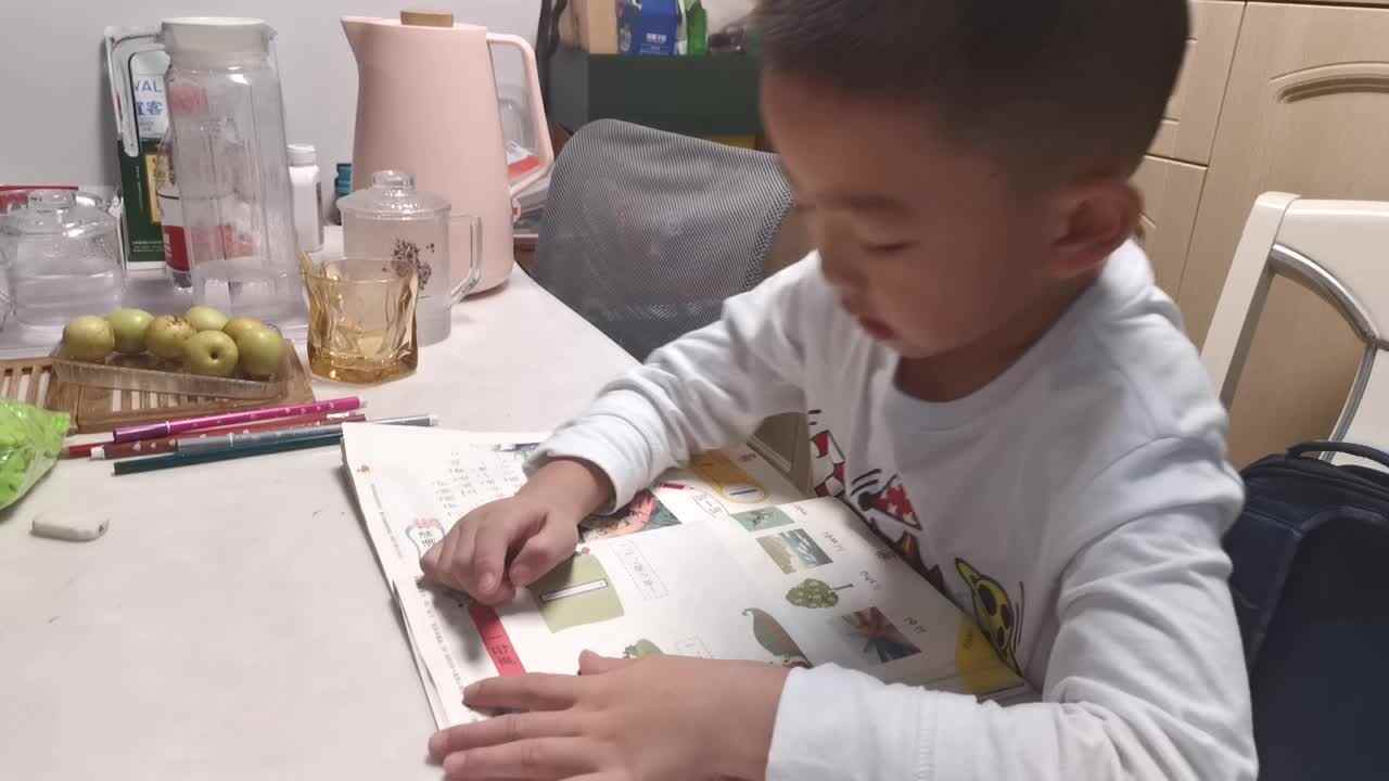 20231016白梓辉读拼音书l.mp4