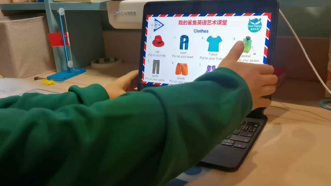 再次扫描《我的鲨鱼英语艺术课堂》第13页二维码，再次观看《Clothes 朗读示范2》》