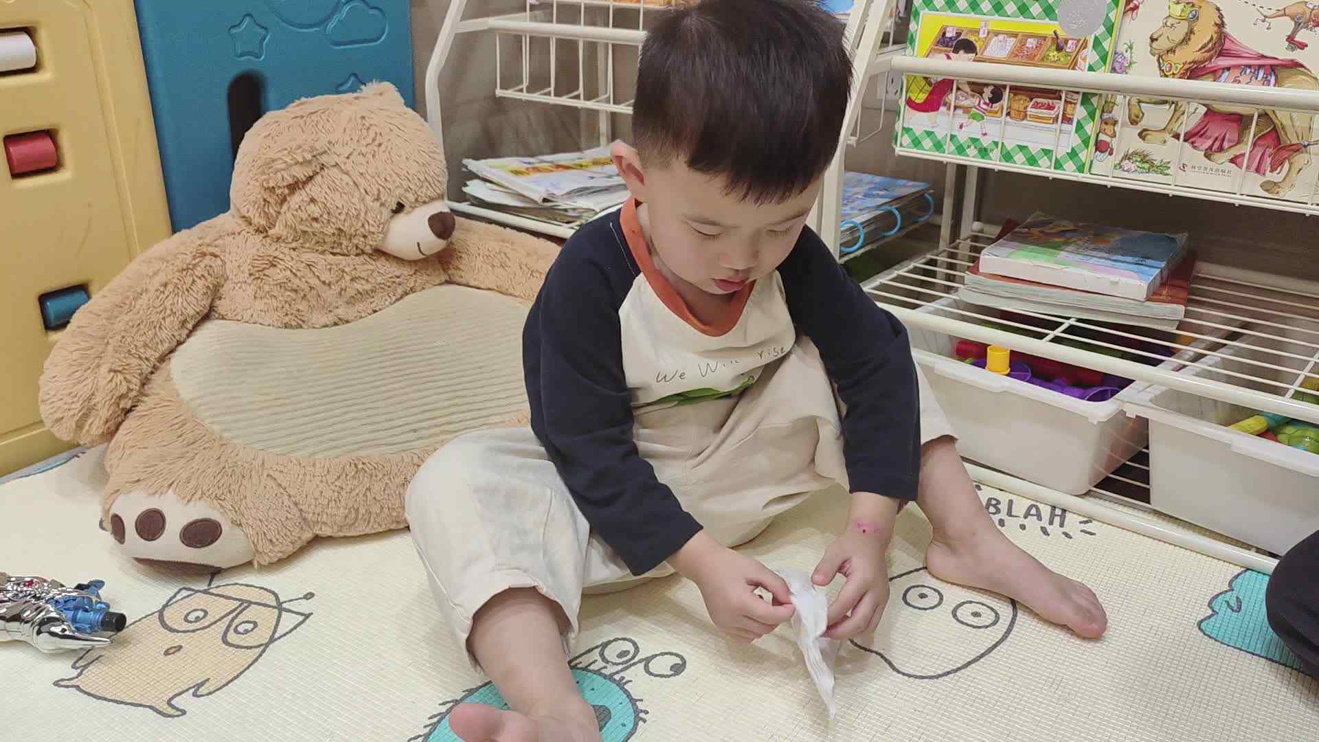 小A班2023.10.16李楷延——生活教育练习擦嘴巴.mp4