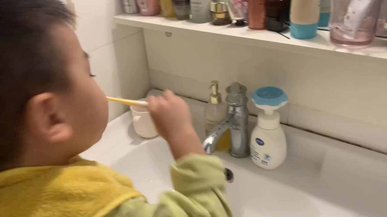 中B班杨育寒练习刷牙