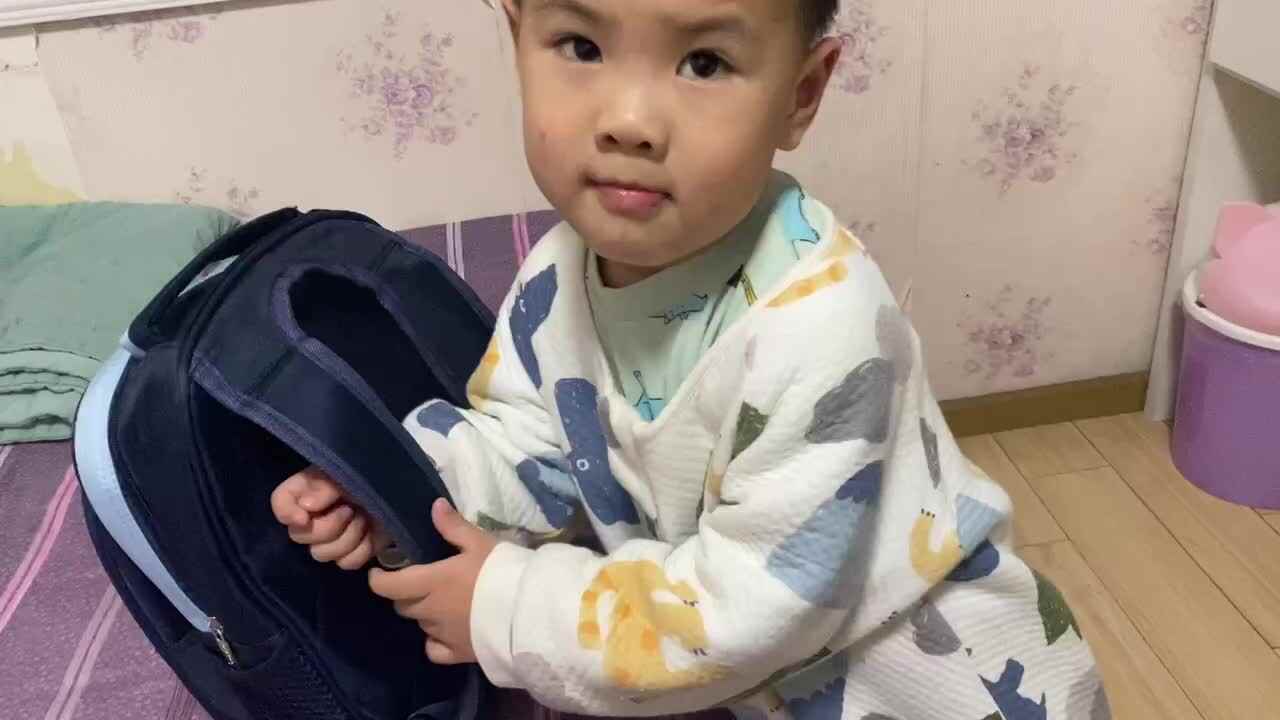 中B班吕子垚（背书包）20231009.MOV