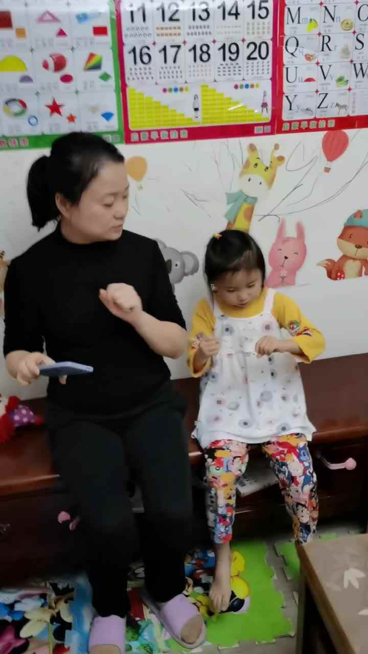 中B班10月14张芷萱跟唱英文儿歌《麦当劳爷爷有个农场》