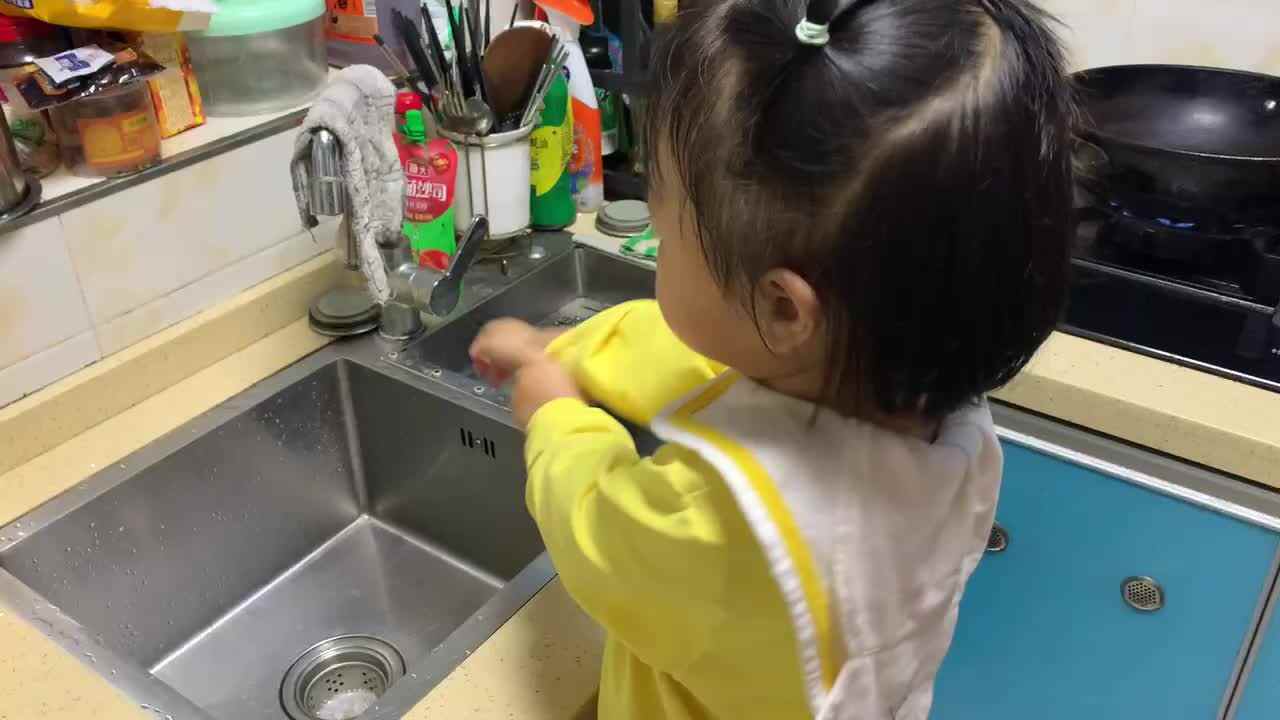 小A班2023.10.10张艺涵-挽袖子洗手.MOV