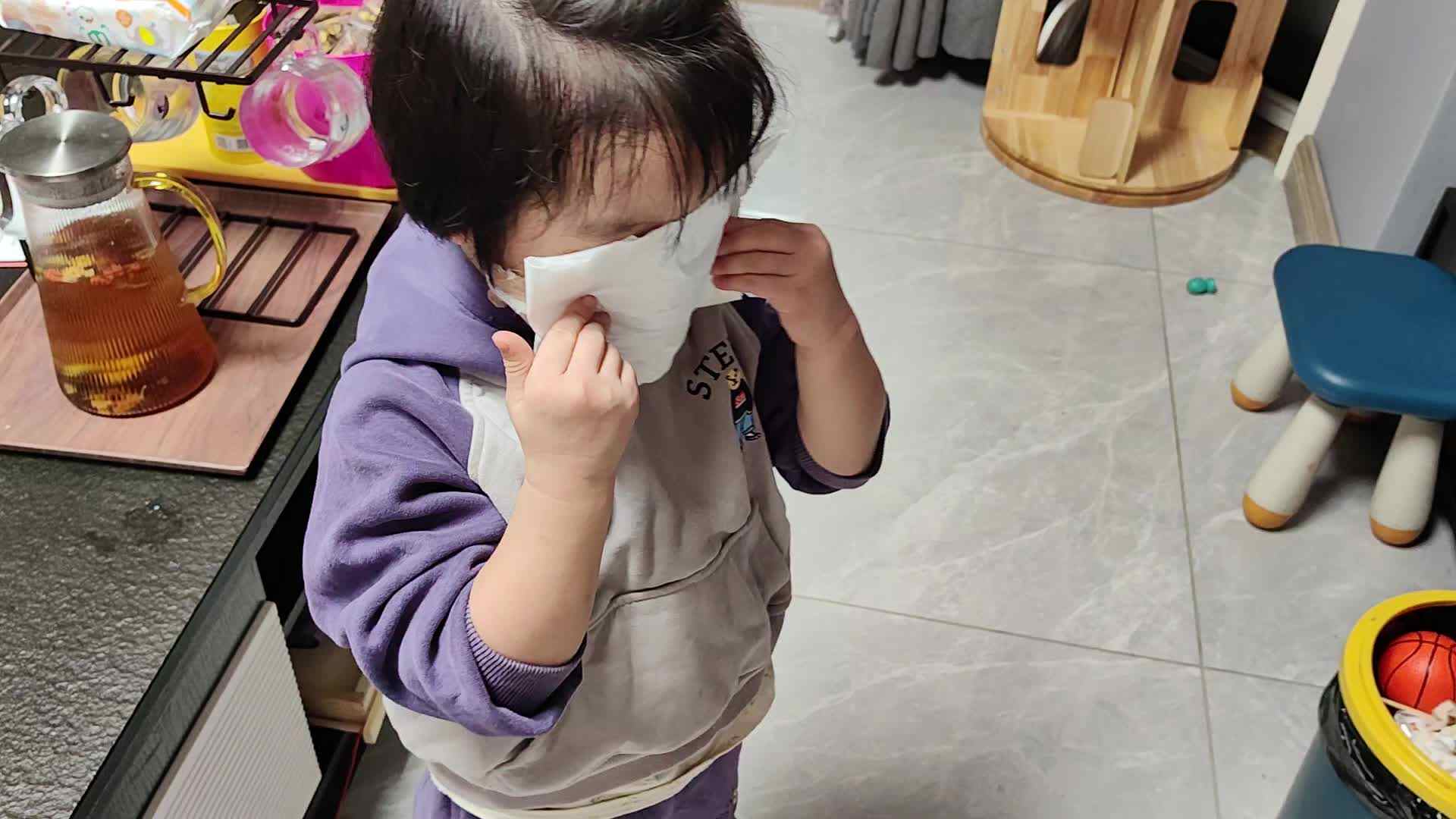 中B班徐子伊练习擤鼻涕