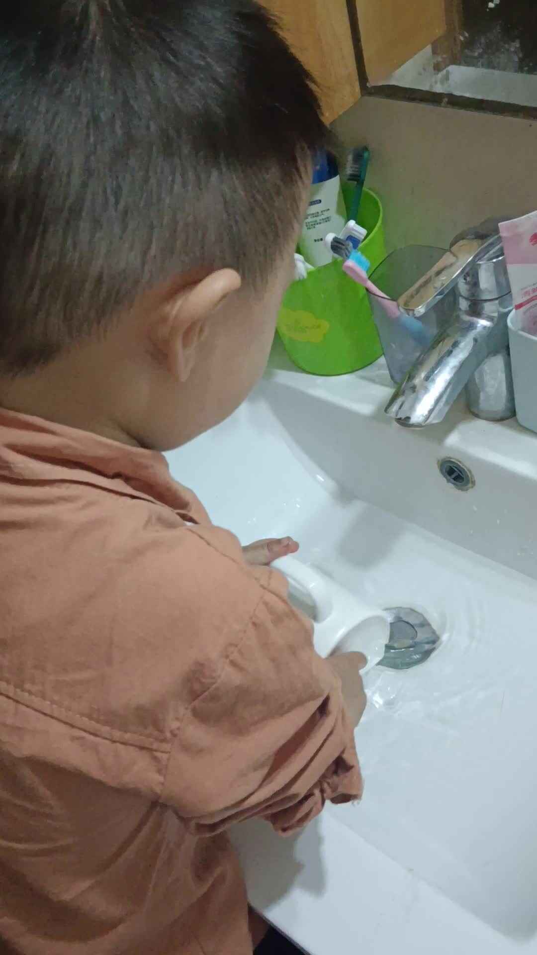 中B班曹芳燊练习洗水杯
