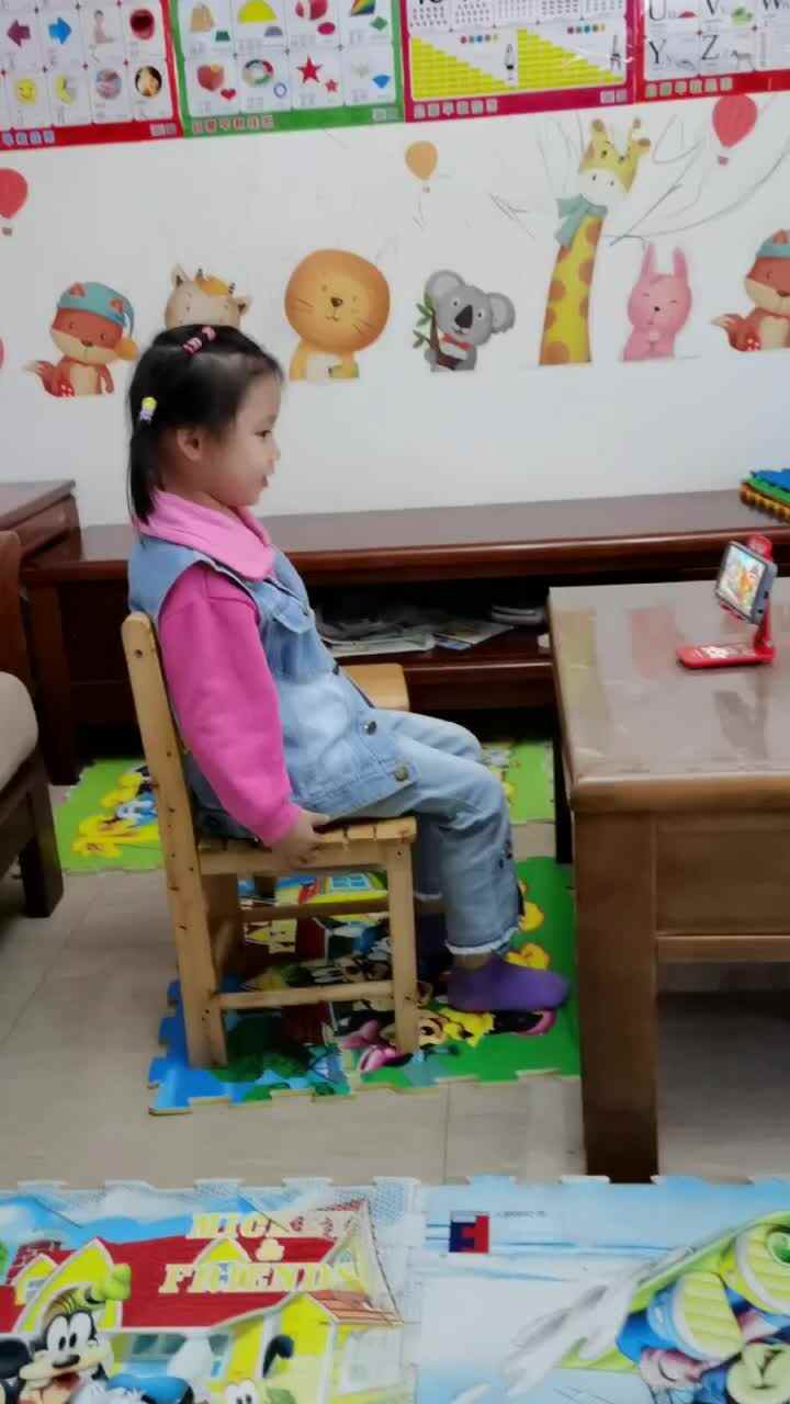 中B班10月21张芷萱观看跟唱英文儿歌《农场动物之歌》