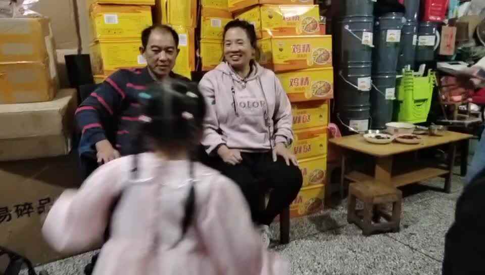 给外公外婆捶捶腿