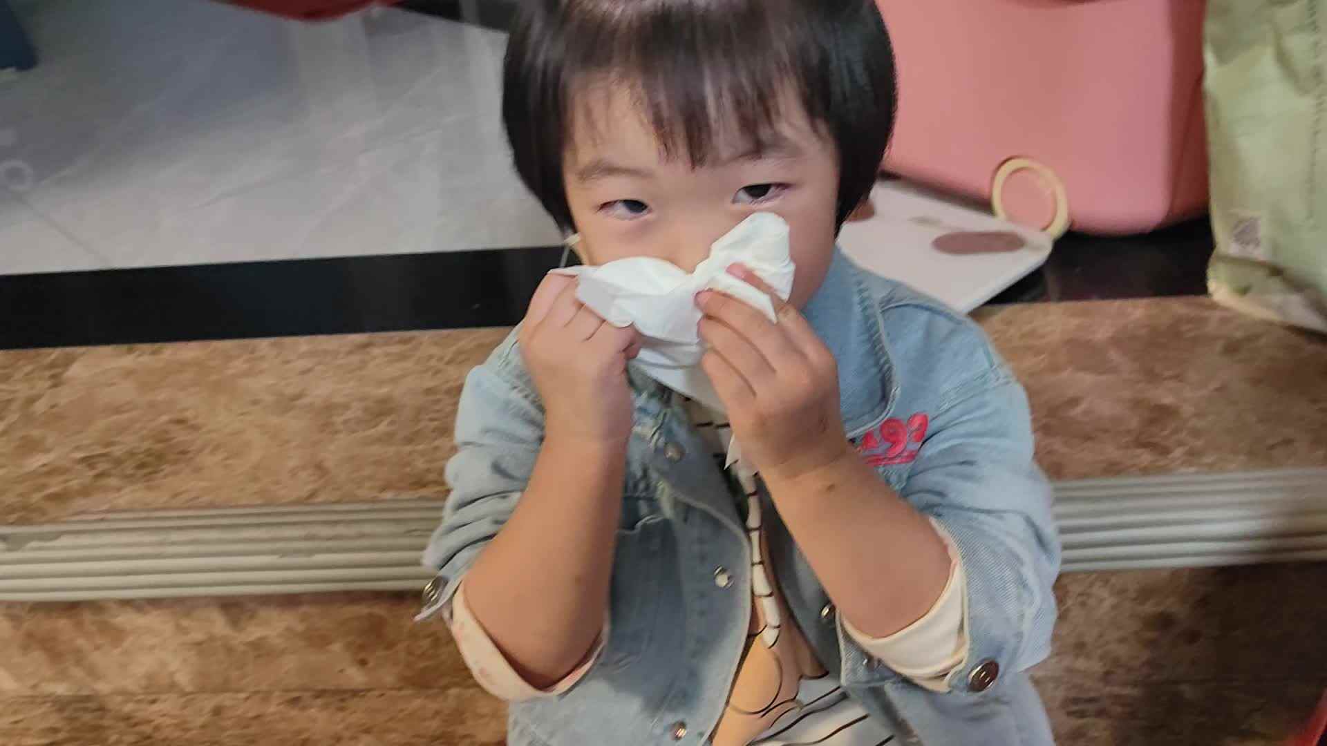 中B班徐子伊练习擤鼻涕