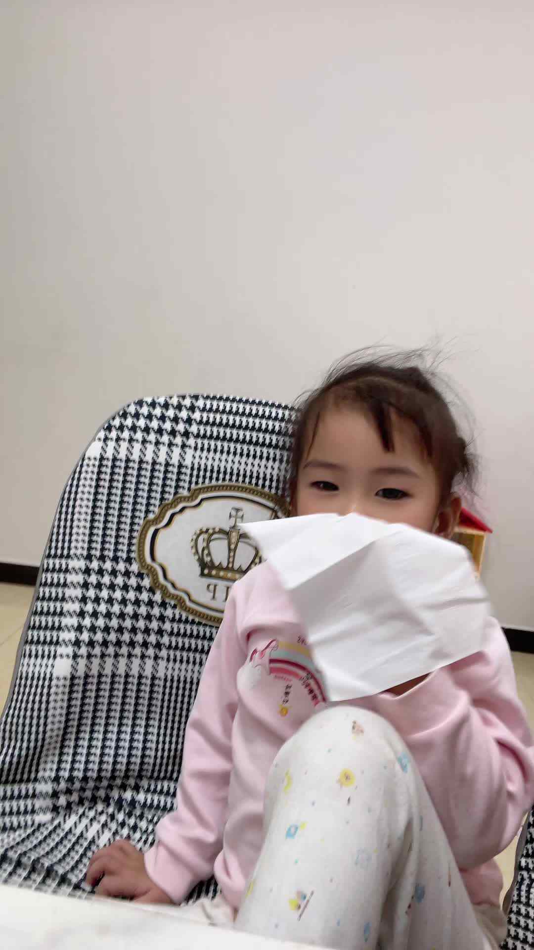 中B班 李曦蕊 练习擤鼻涕