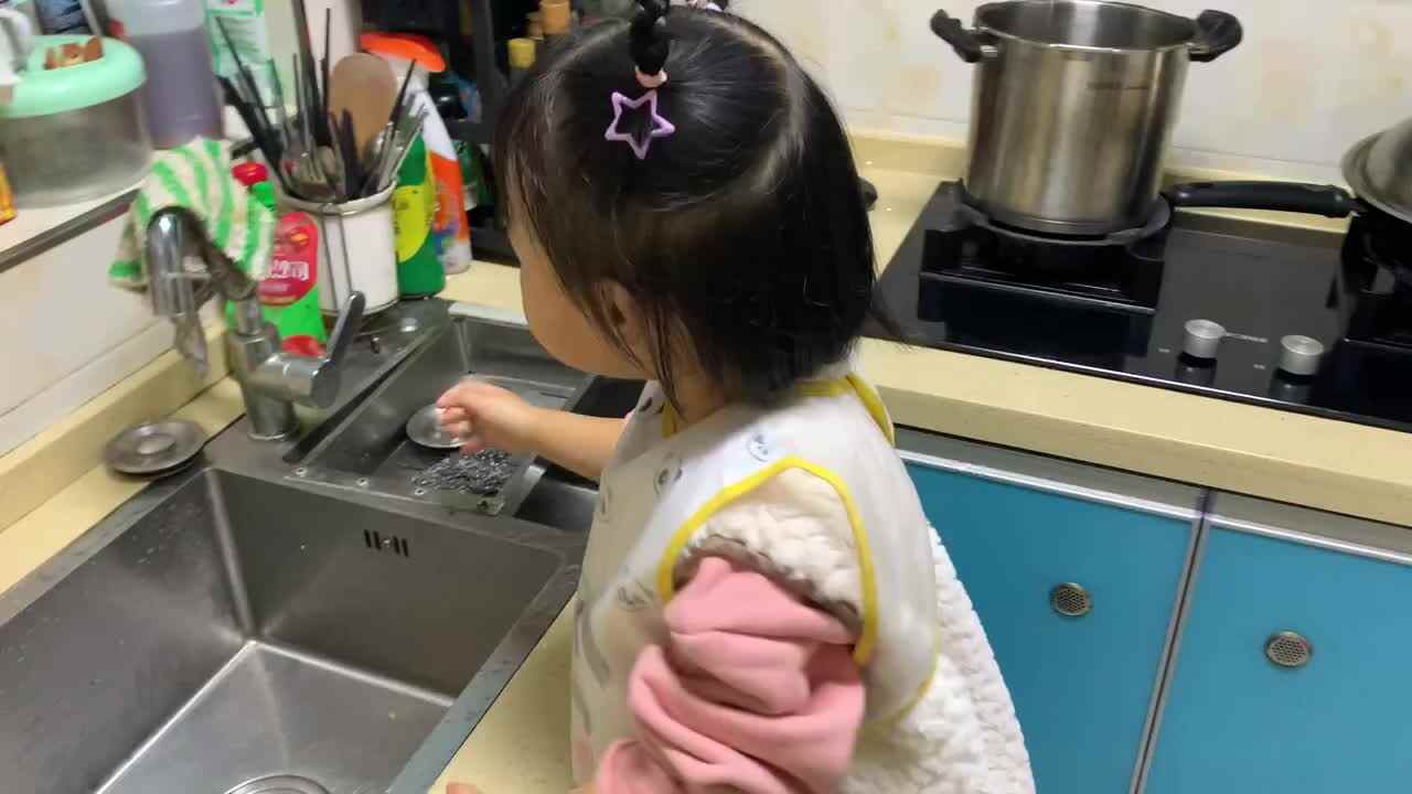 小A班2023.10.12张艺涵-挽袖子洗手.MOV