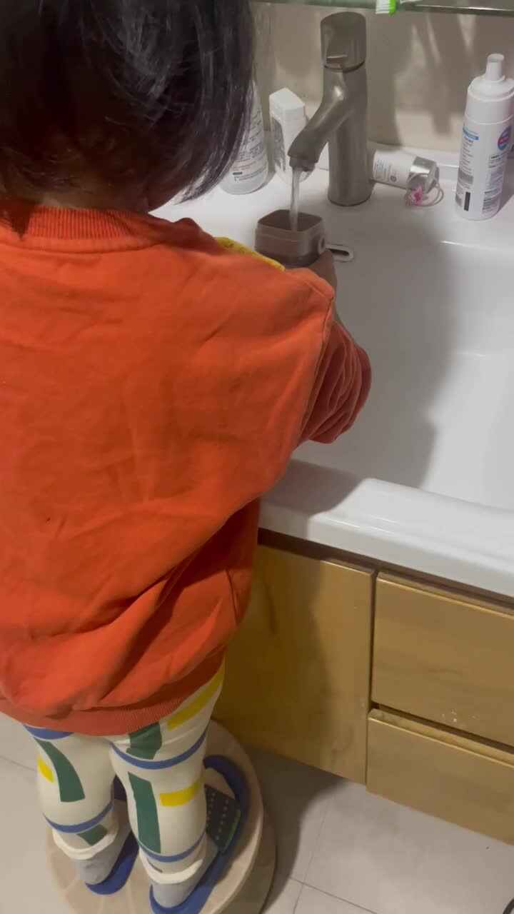 中B班吴瑷汝洗杯子