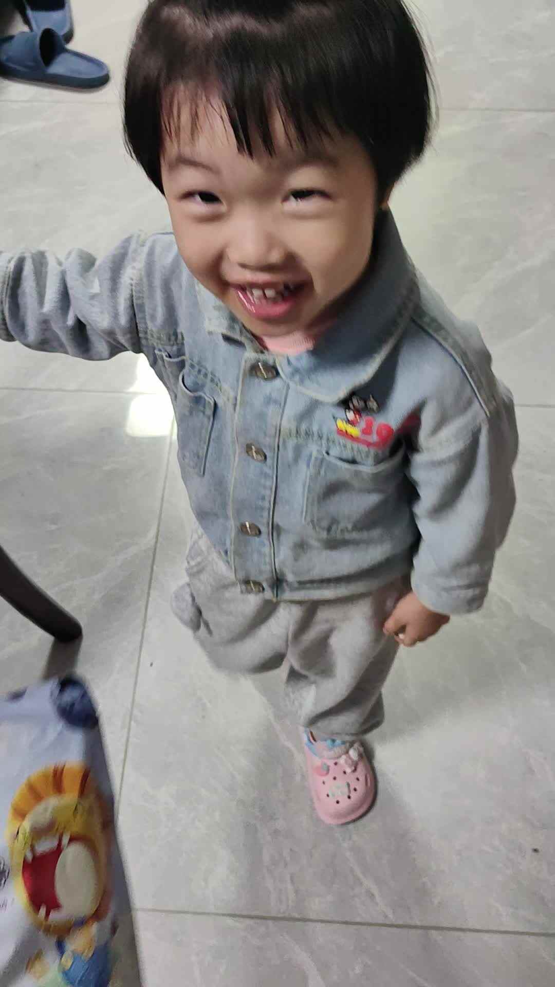 中B班徐子伊  接拿物品