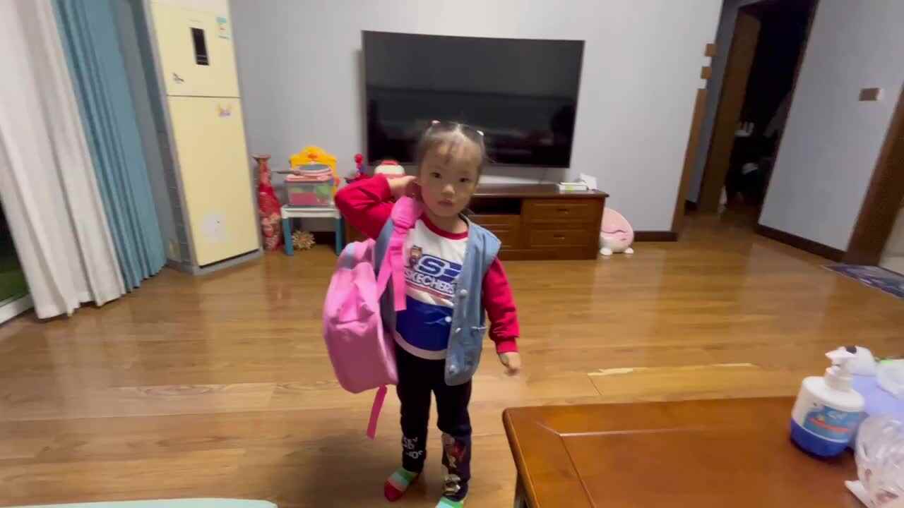 中B班李茵琪练习背书包.MOV