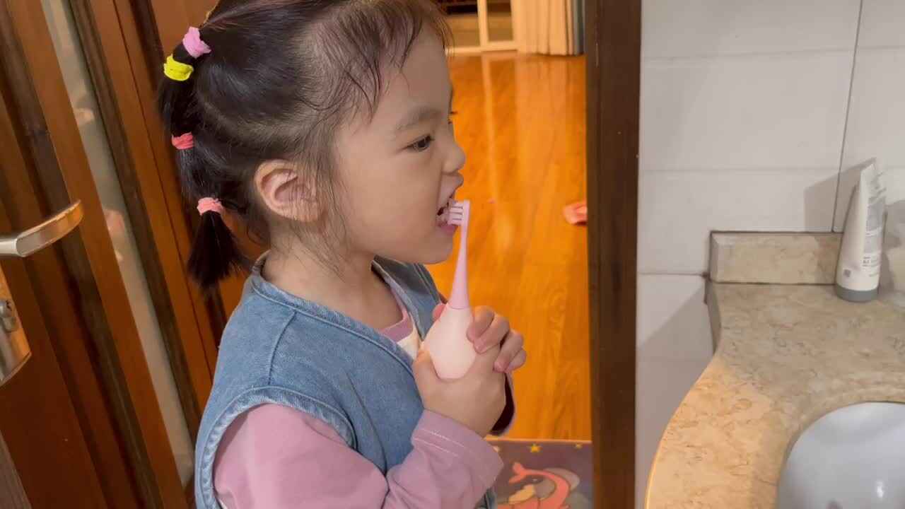 中B班李茵琪练习刷牙.MOV