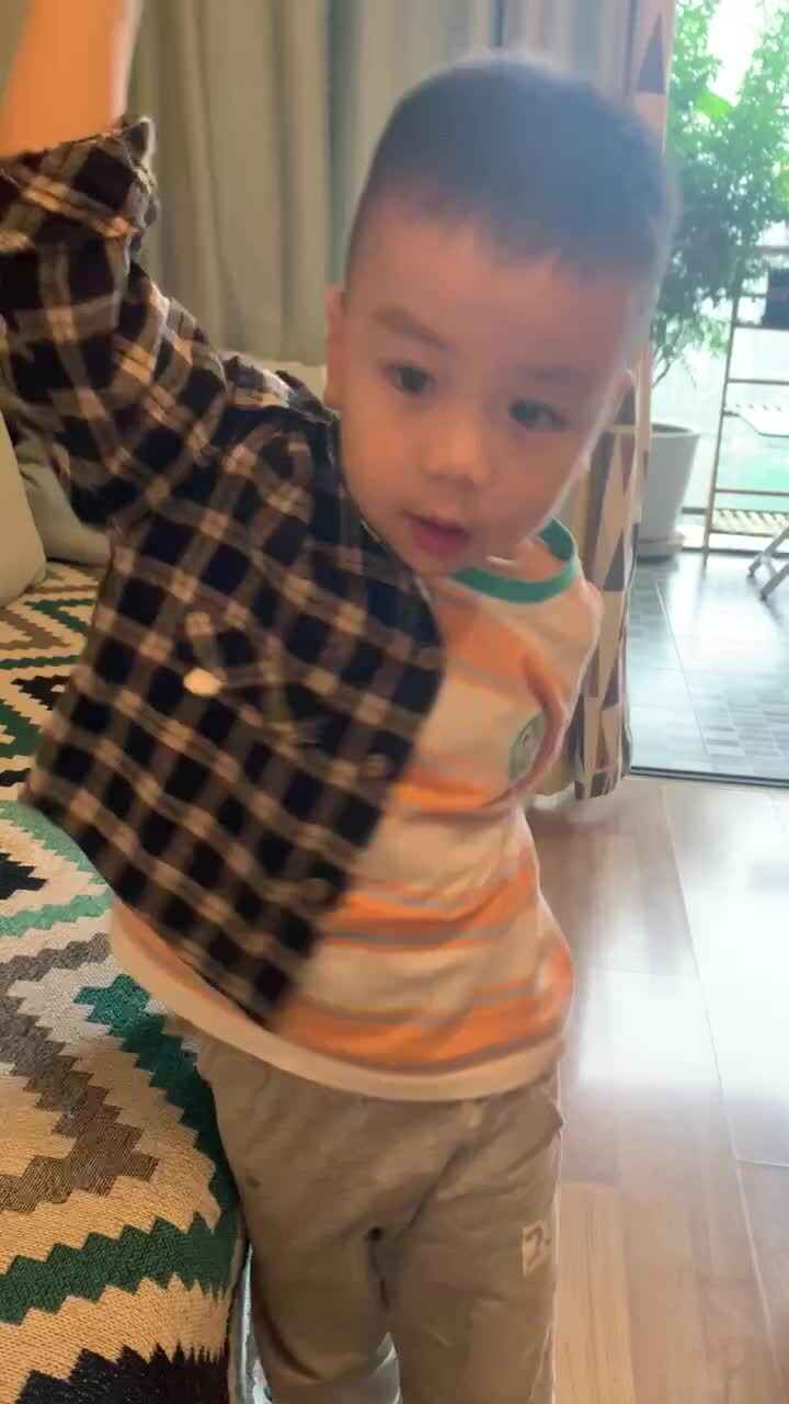 中B班杨育寒练习穿、脱衣服