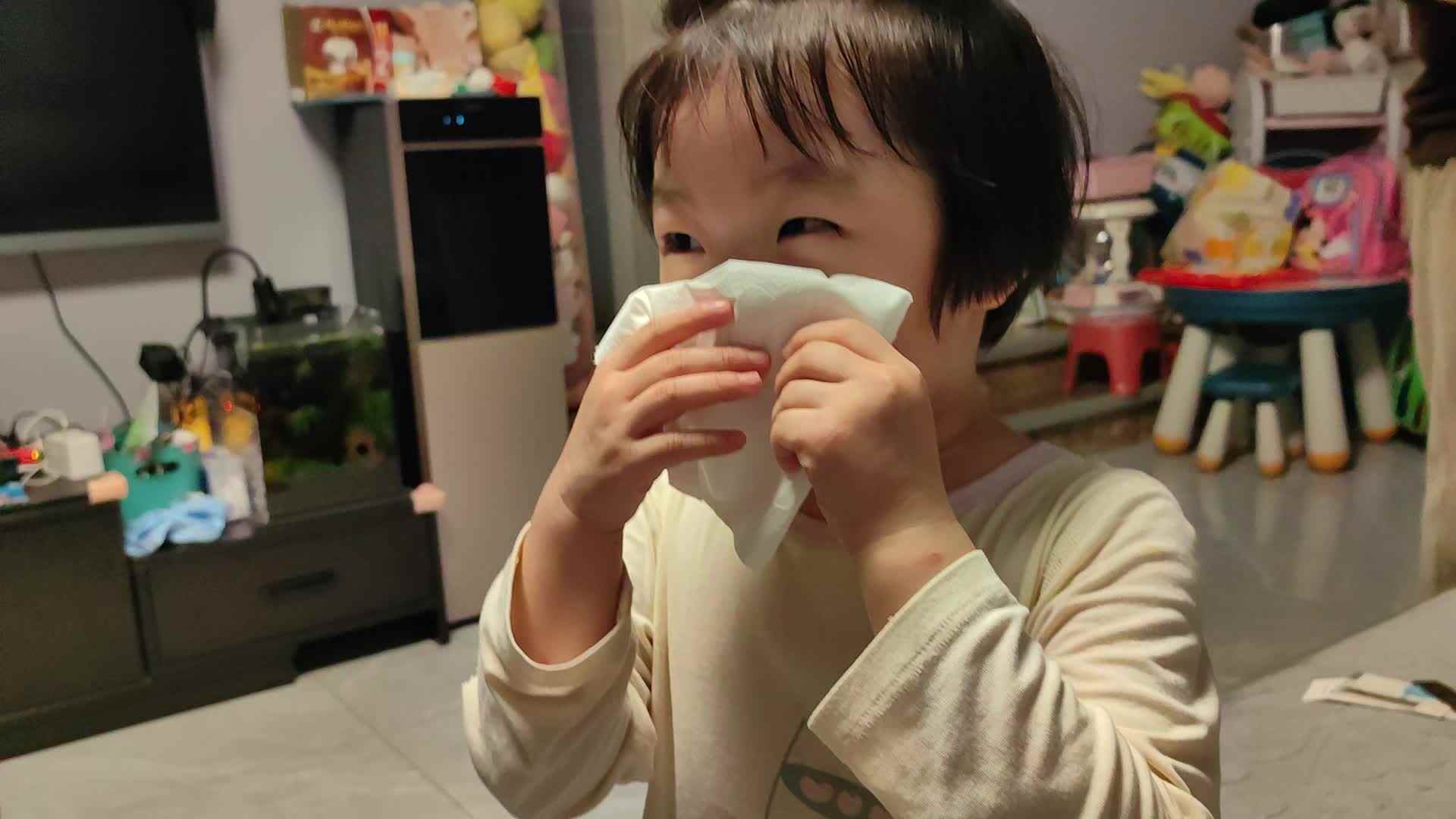 中B班徐子伊练习擤鼻涕