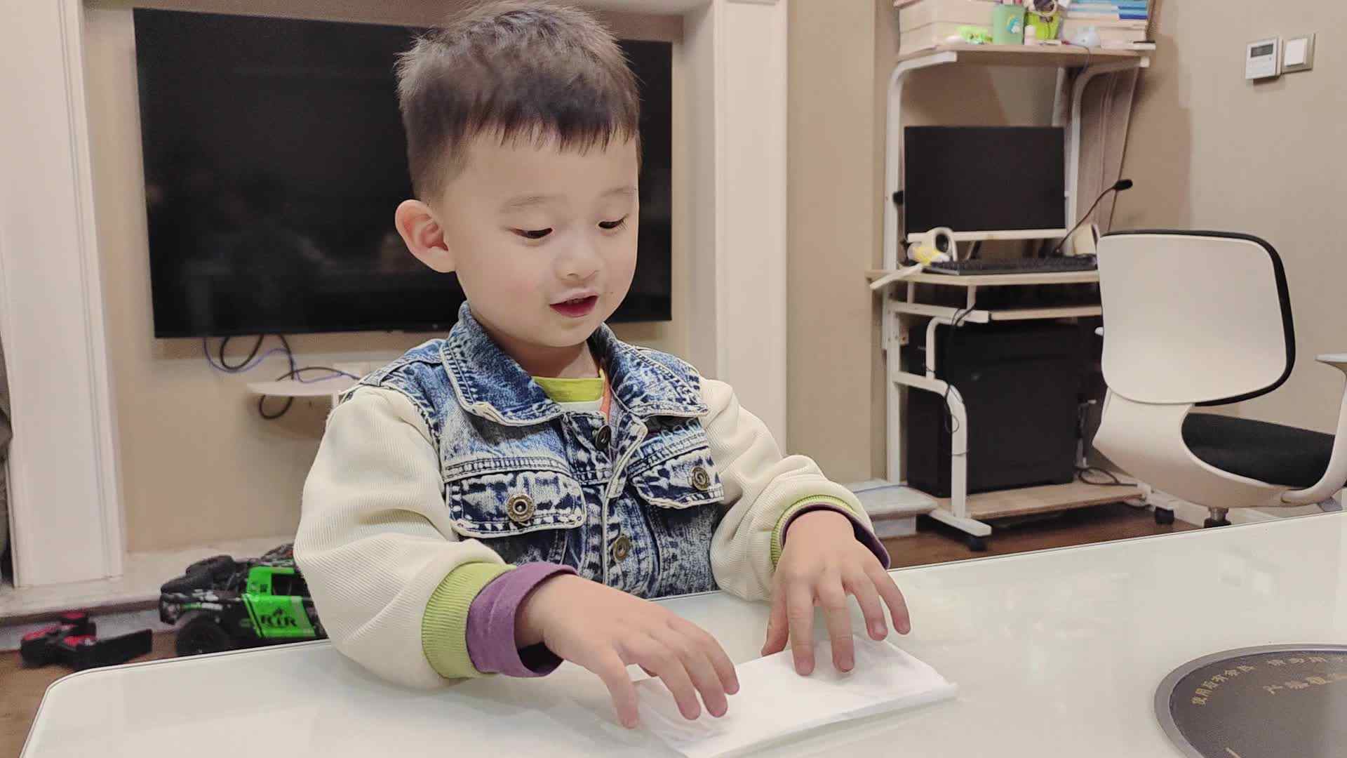 小A班2023.10.22李楷延——生活教育练习擦嘴巴.mp4