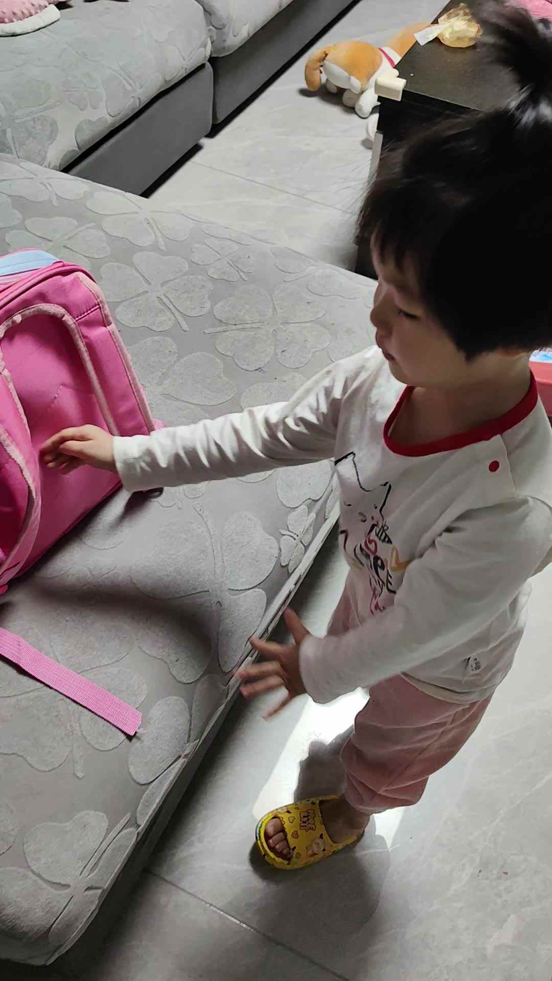 中B班徐子伊自己背书包