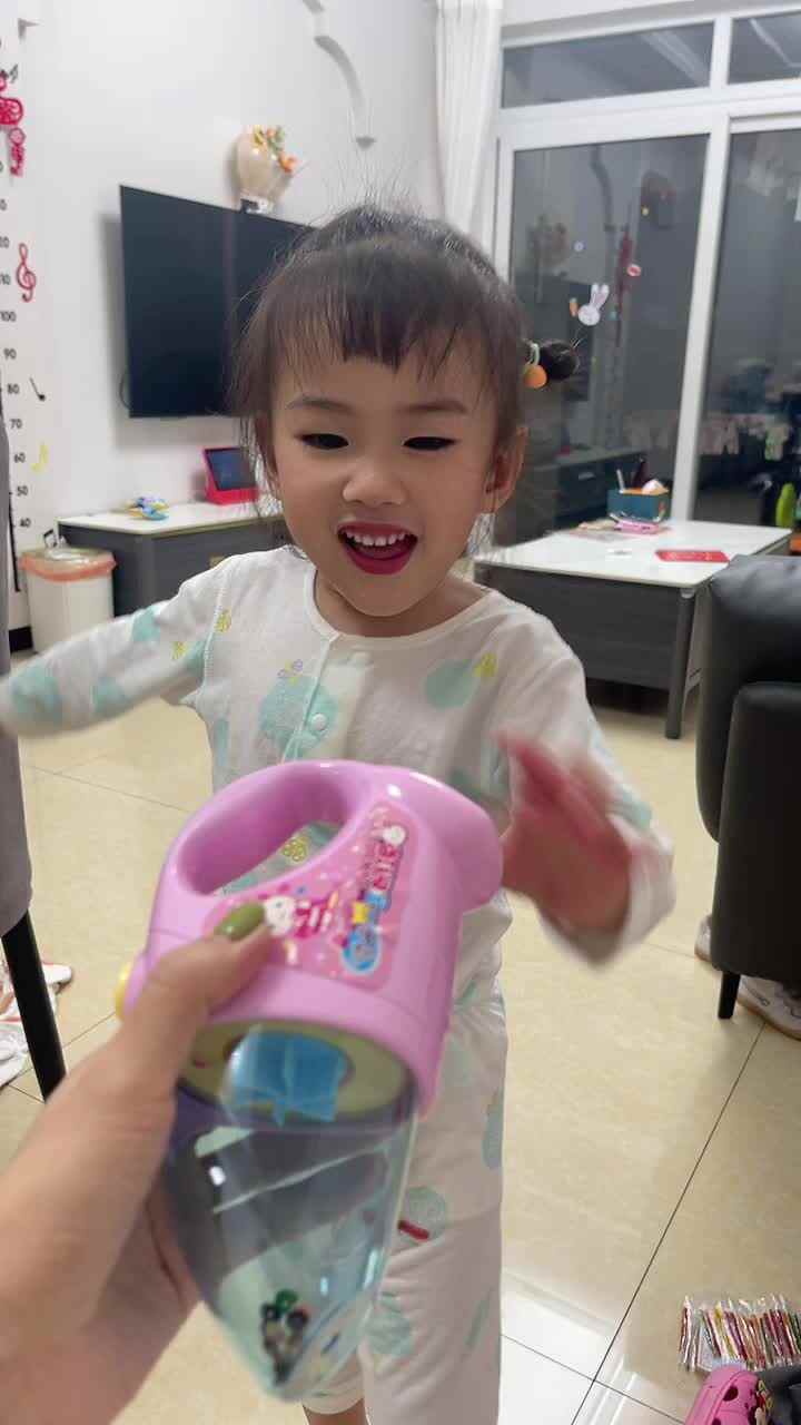 中B班 李曦蕊 接拿物品