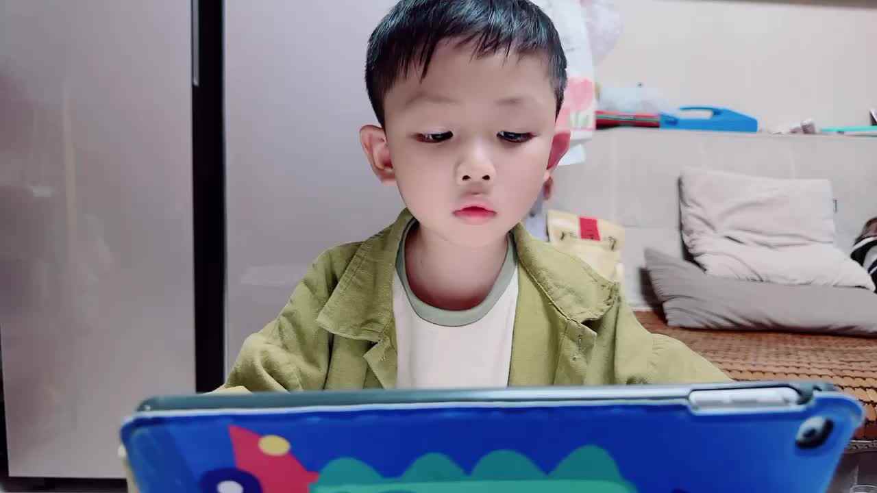⁣2023.10.11观看跟读《clothes朗读示范2》.MOV