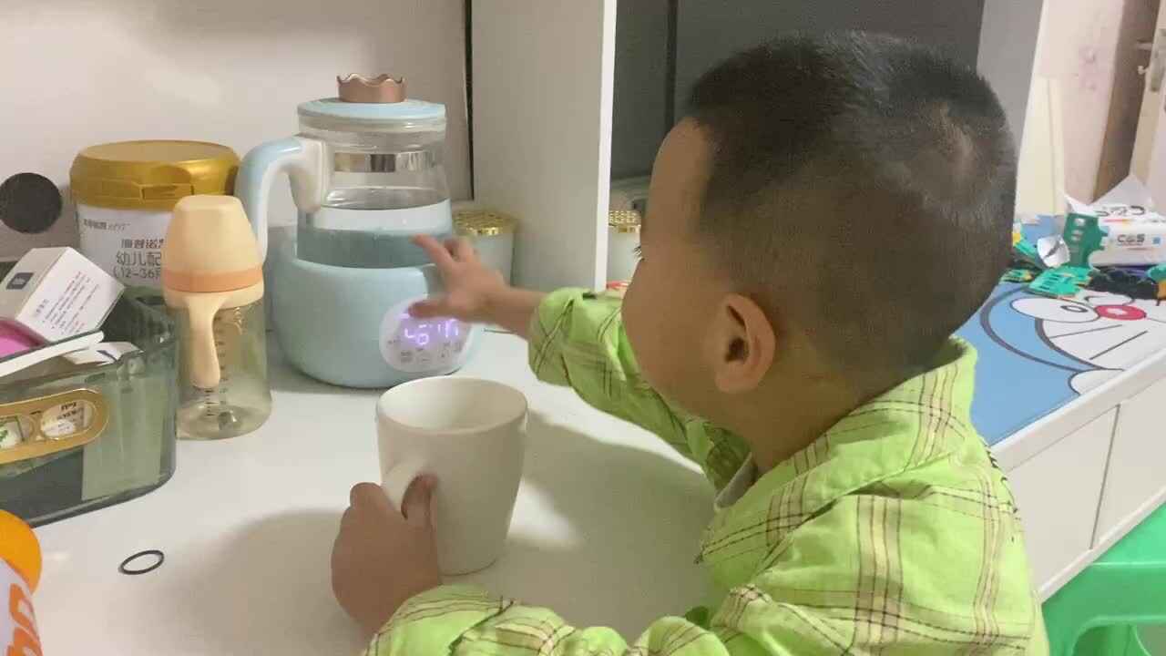 中B班吕子垚（给妈妈倒水）20231023.MOV