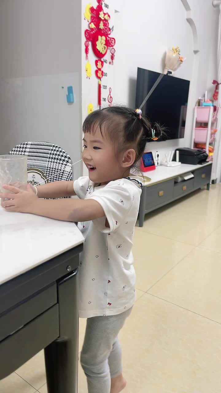 中B班 李曦蕊 给妈妈端水