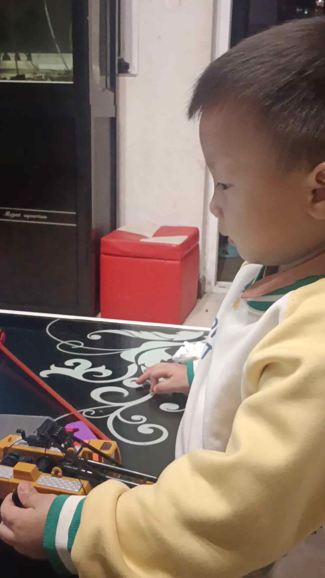 中B班曹芳燊观看《电梯使用安全》