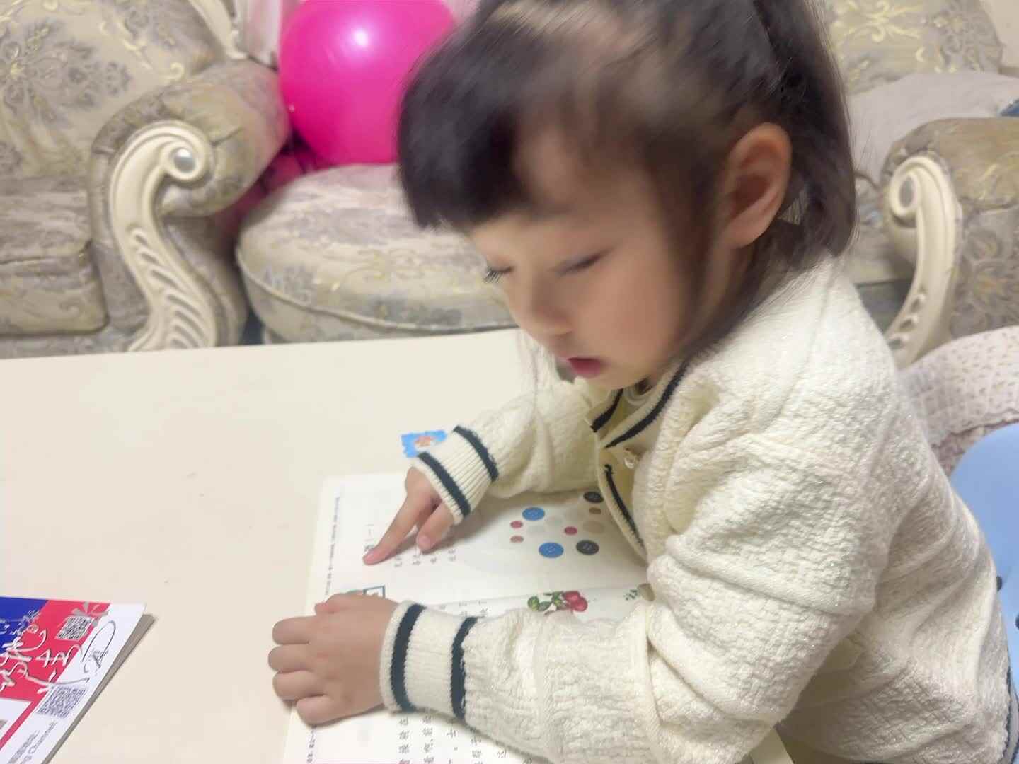 20231025中B班舒琳芯⁣指读《谜语》和练习扣扣子