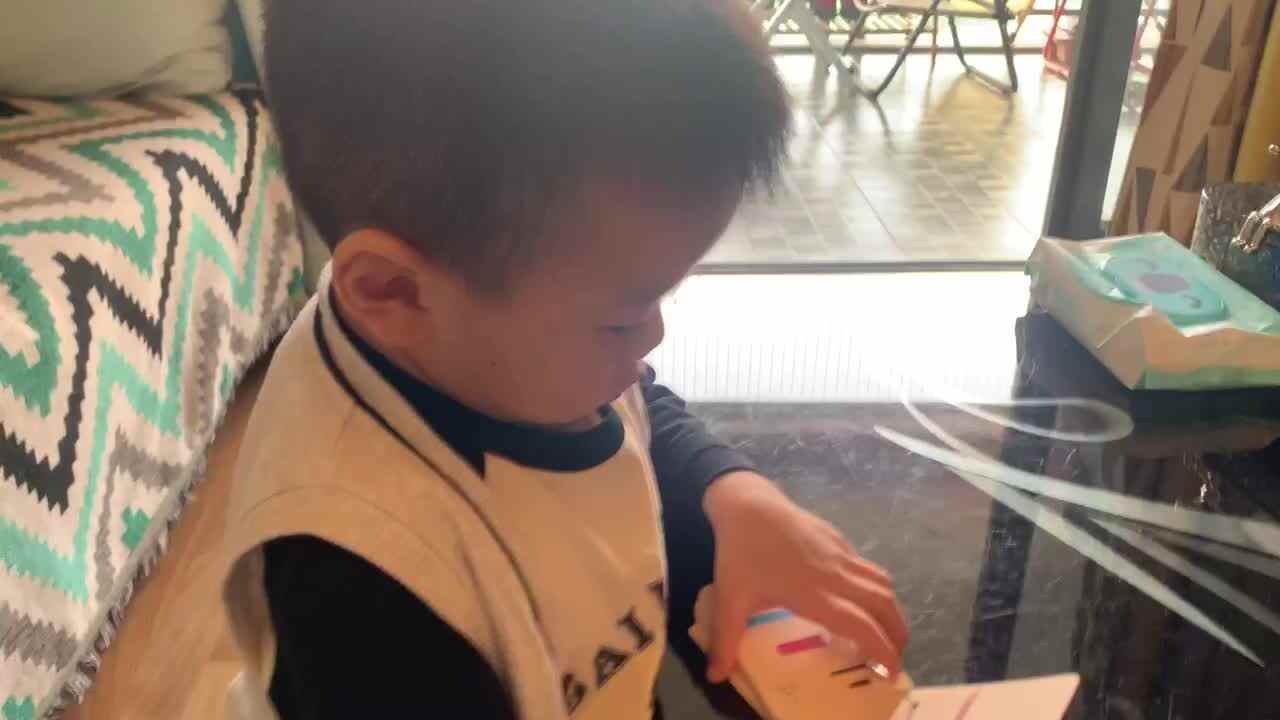 中B班杨育寒认读汉字《一、二、三、四、五》