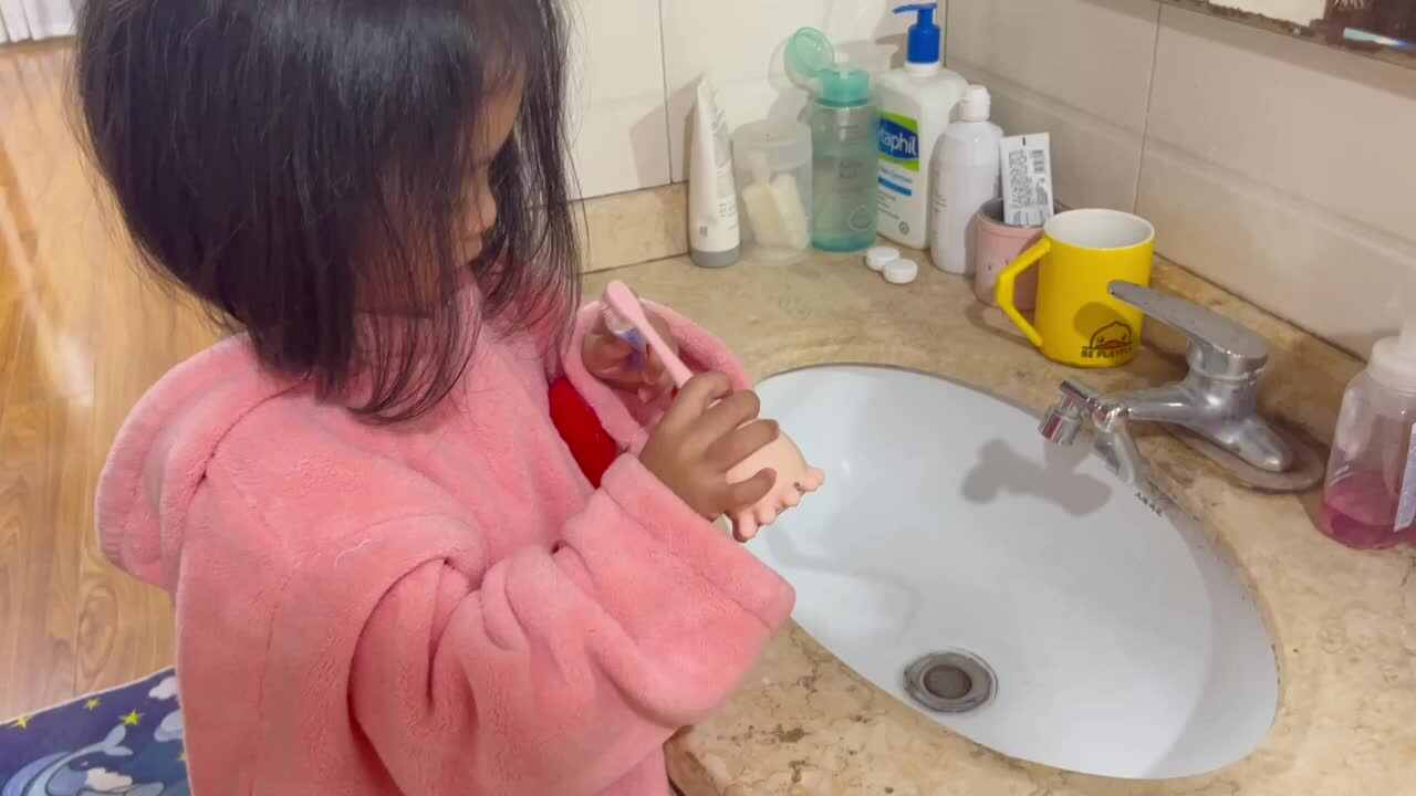 中B班李茵琪练习刷牙.MOV