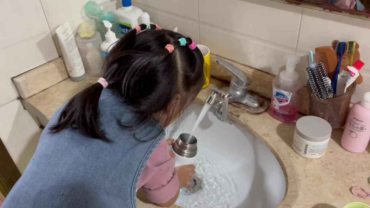 中B班李茵琪练习清洗水杯.MOV