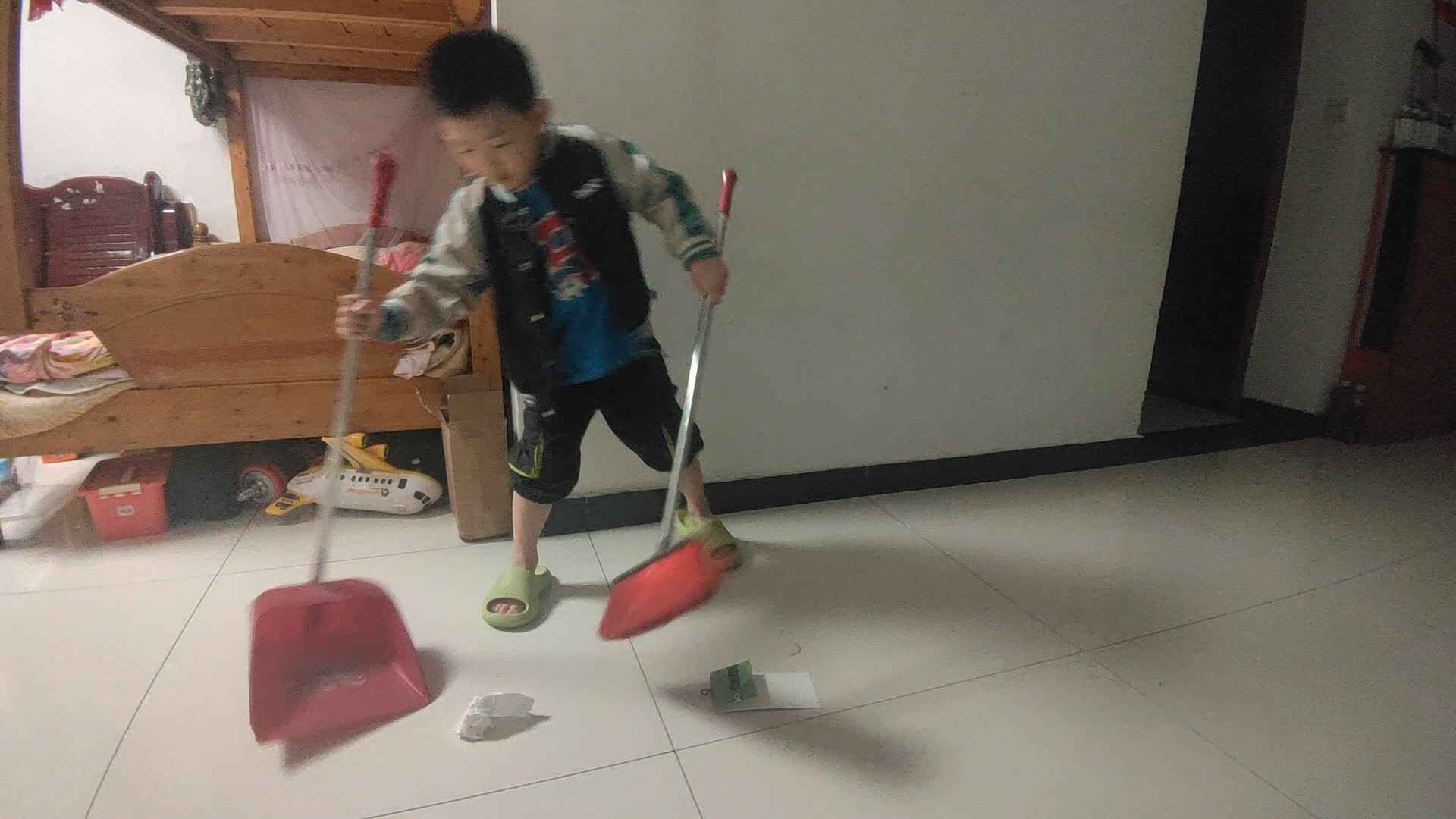 2023.10.30大B班帮家长扫地