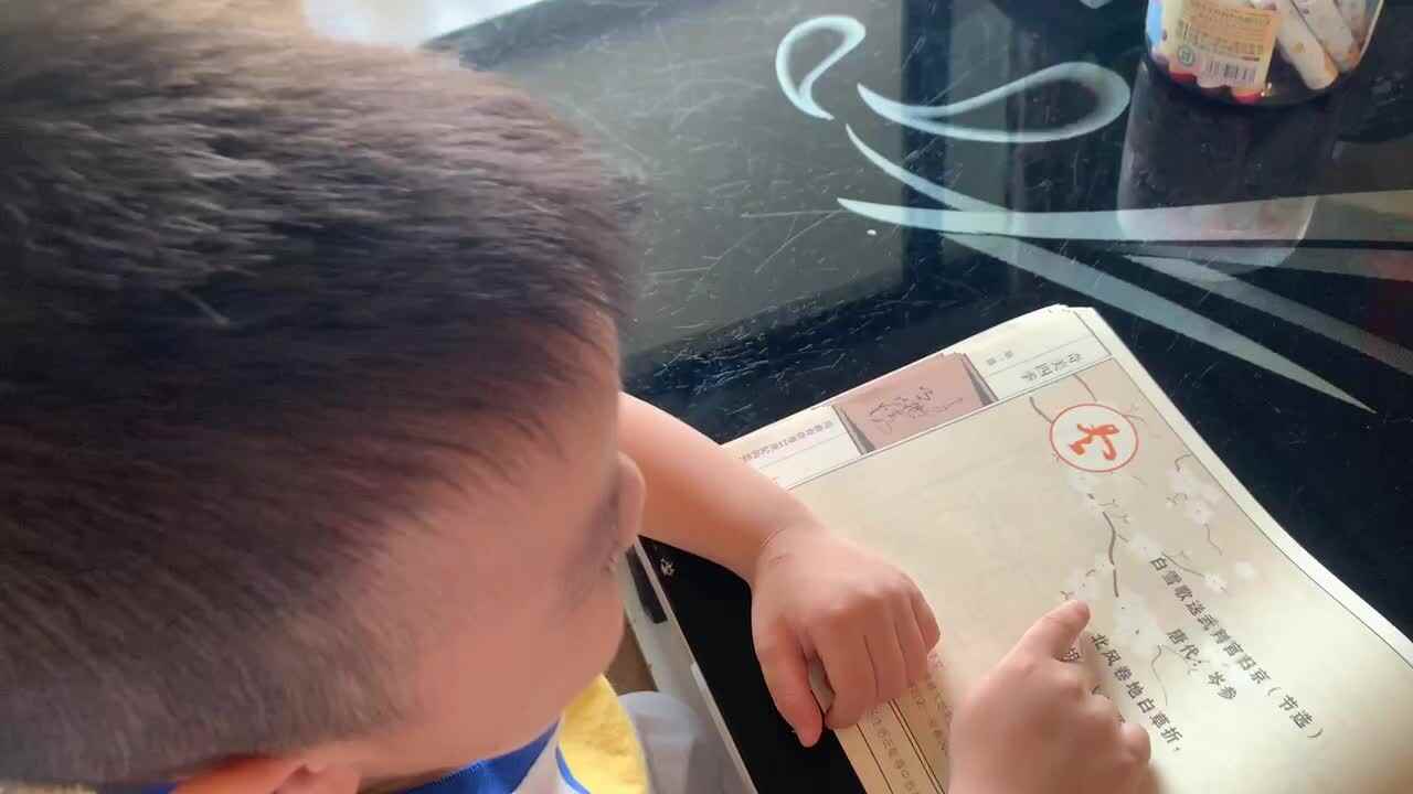 中B班杨育寒指读古诗《白雪歌送武判官归京》