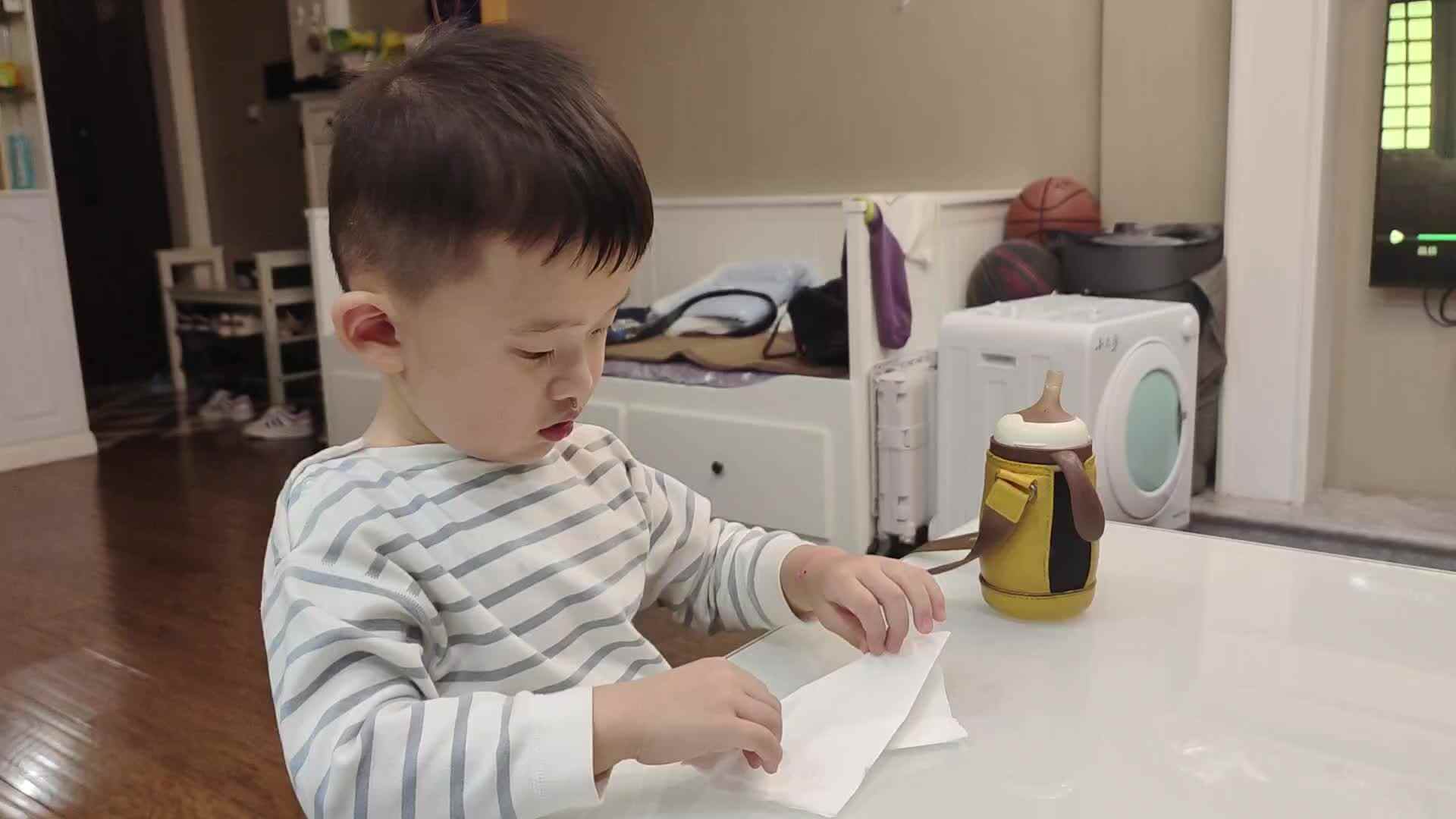 小A班2023.10.18李楷延——生活教育练习擦嘴巴.mp4