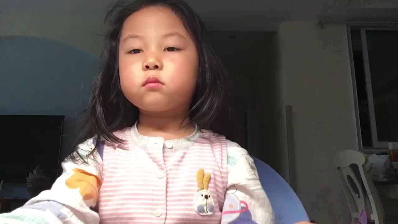 ⁣⁣⁣⁣2023.10.1闯关练习-观看视频《不同天气穿不同衣服》