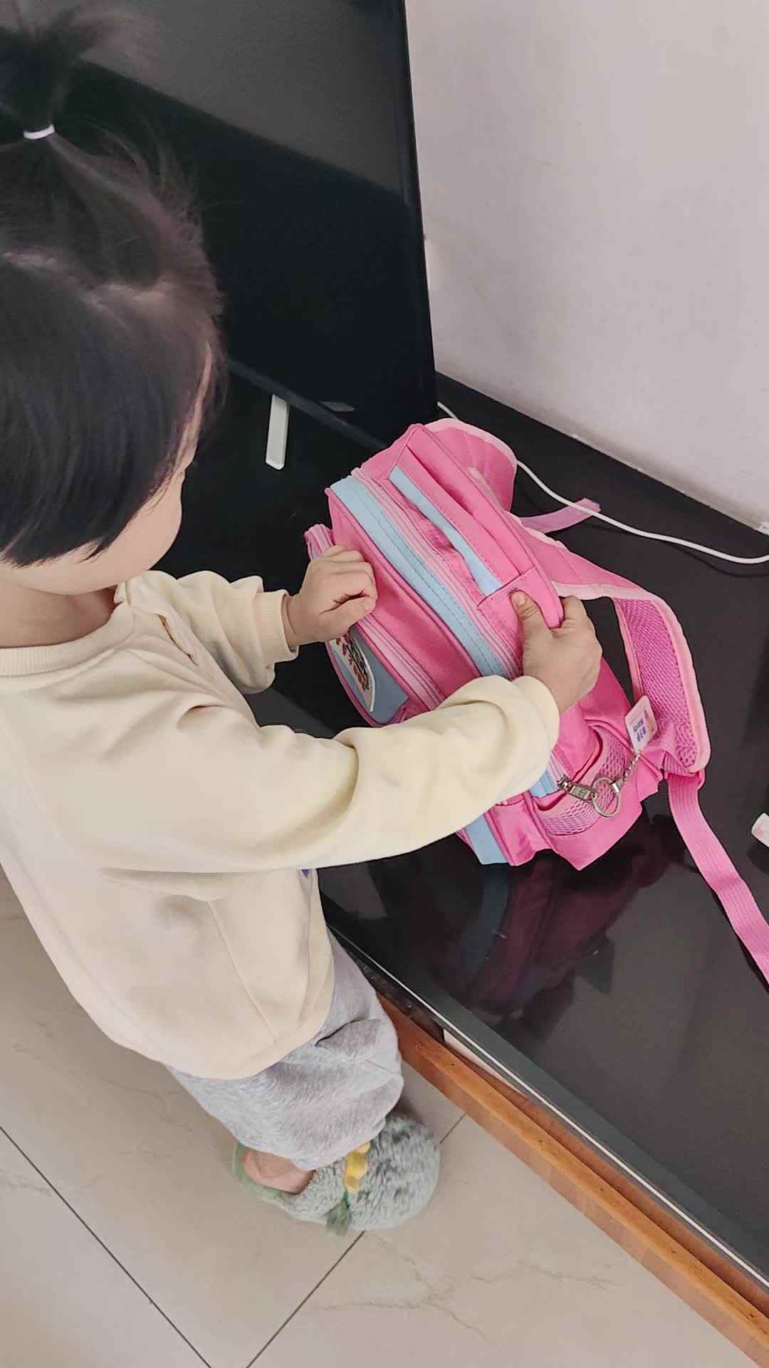 中B班徐子伊练习背书包