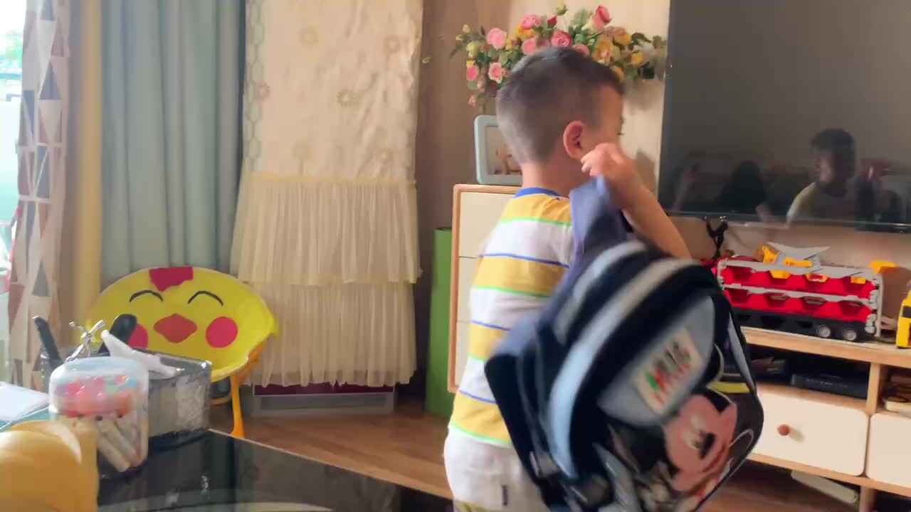 中B班杨育寒练习背书包