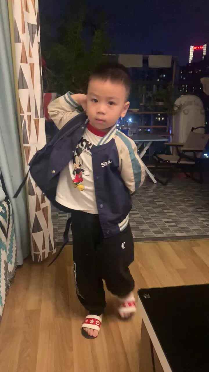 中B班杨育寒练习背书包