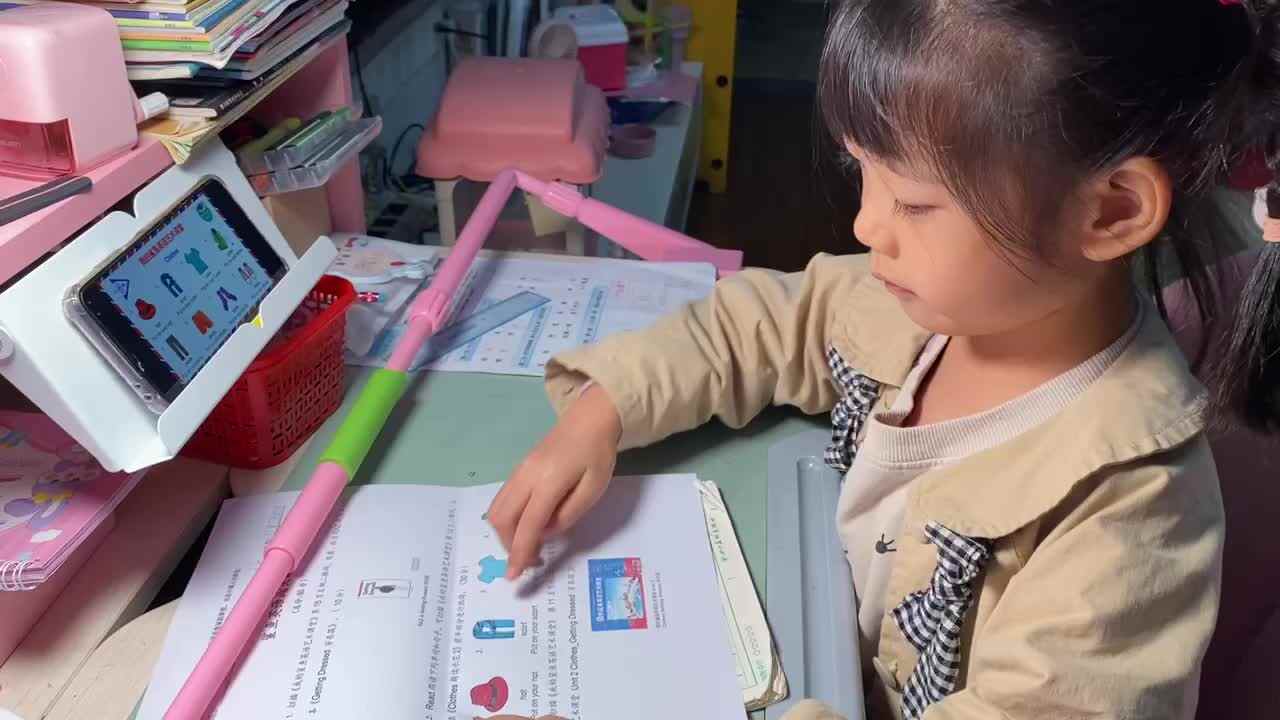 2023.10.11《Clothes朗读示范2》.MOV