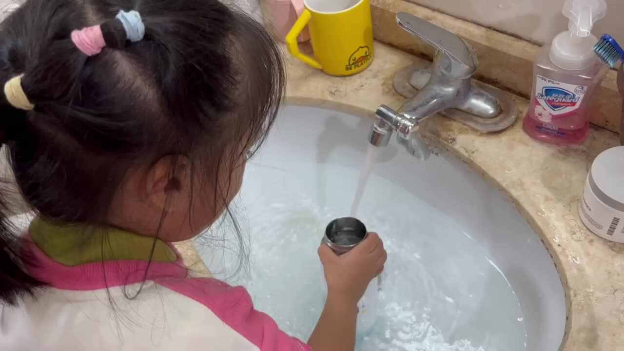 中B班李茵琪练习清洗水杯