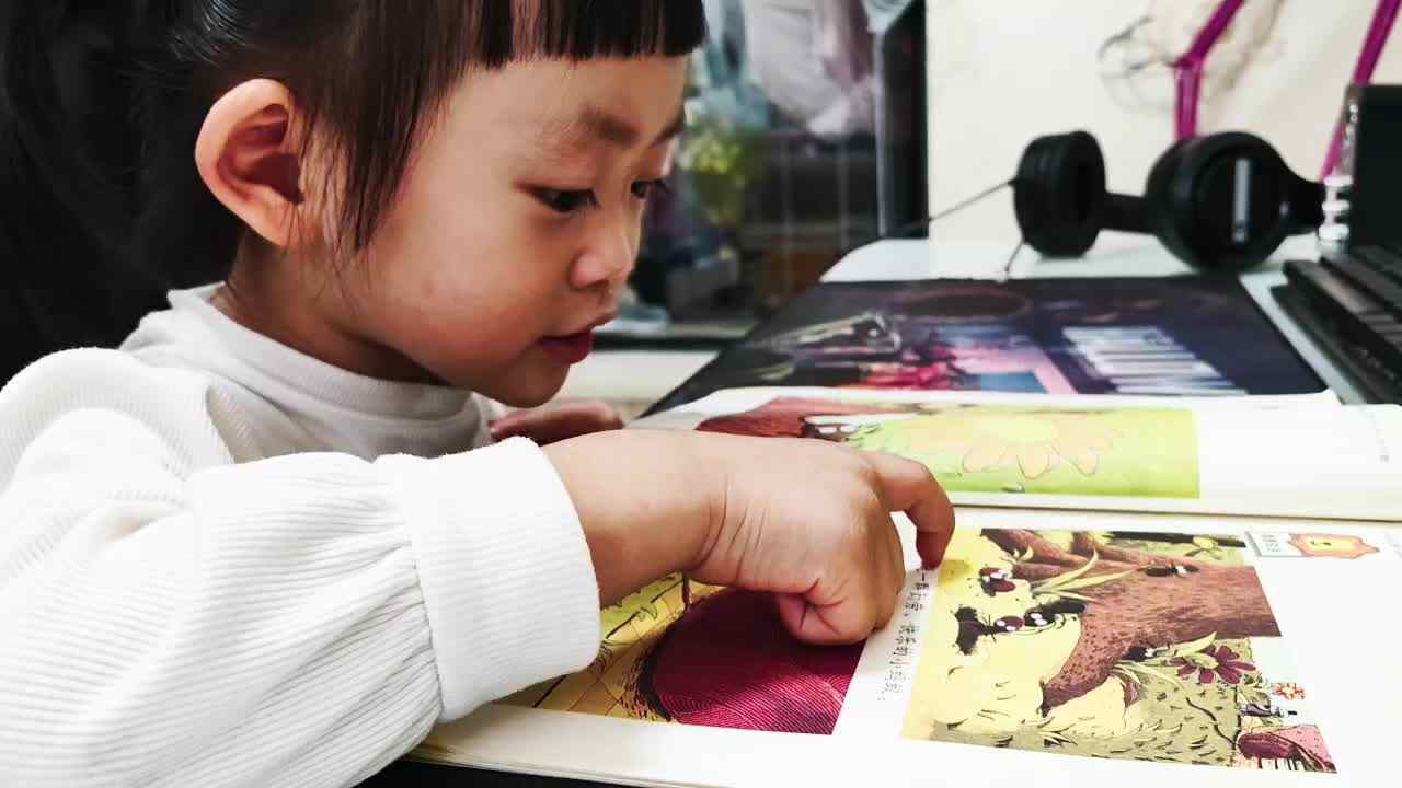中B班10月8日谭诗锜  指读小蚂蚁