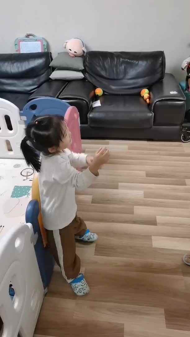 中b班宁汐言接拿物品