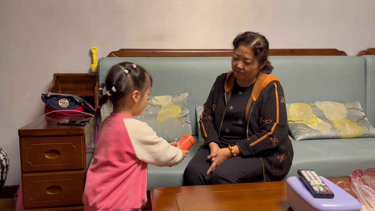 中B班李茵琪给奶奶端水.MOV