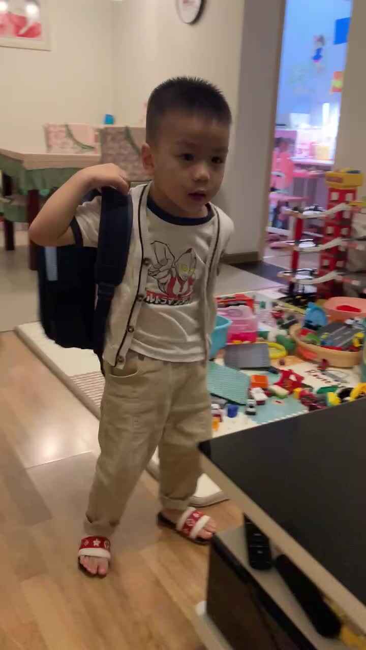 中B班杨育寒练习背书包